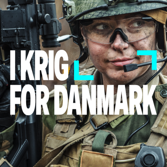 Kvindlig soldat i kampuniform med maskingevær og teksten: "I krig for Danmark"