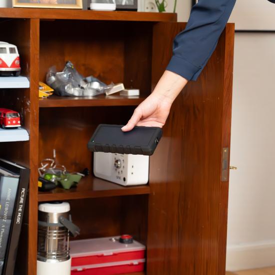 Kvinde tager en powerbank ud af et skab