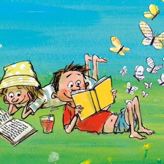 2 børn der ligger og læser i det fri