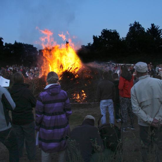 Stort sankthans bål med tilskuere