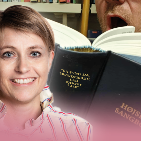 Foto af Marianne Hundebøl foran nærbillede af en mand, der synger fra Højskolesangbogen, hvor teksten på bogryggen er ændret til "Så Syng Da, Brønderslev, Lad Hjertet Tale".