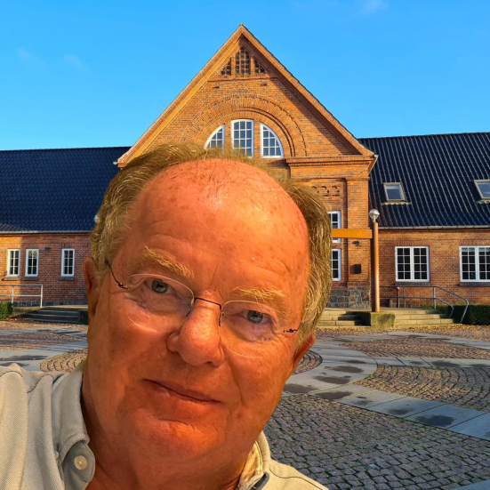 Fotocollage Per Jensen foran Brønderslev Bibliotek