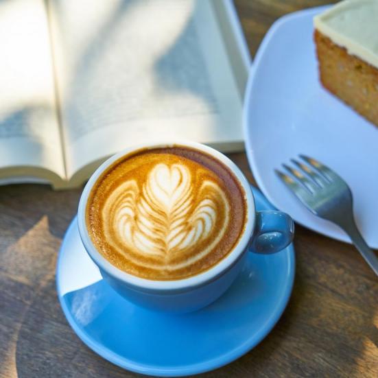 Kaffe, kage og opslået bog