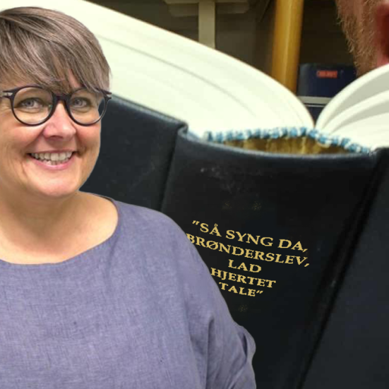 Billedcollage med foto Bitten Schjødt Kjær på baggrund af nærbillede af ryggen af Højskolesangbogen. 