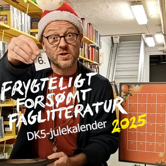 Formidler Hans Wendelboe Bøcher med nissehuse viser en lap papir med tallet 6. Foran ham står titlen på Facebook-julekalenderen: "Frygteligt Forsømt Faglitteratur - DK5-julekalender 2025".