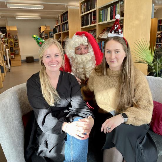 Kristina, Hans og Julie med julet påklædning