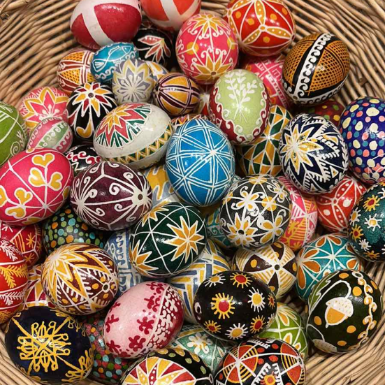 Kurv med påskeæg dekoreret ved hjælp af bivoks