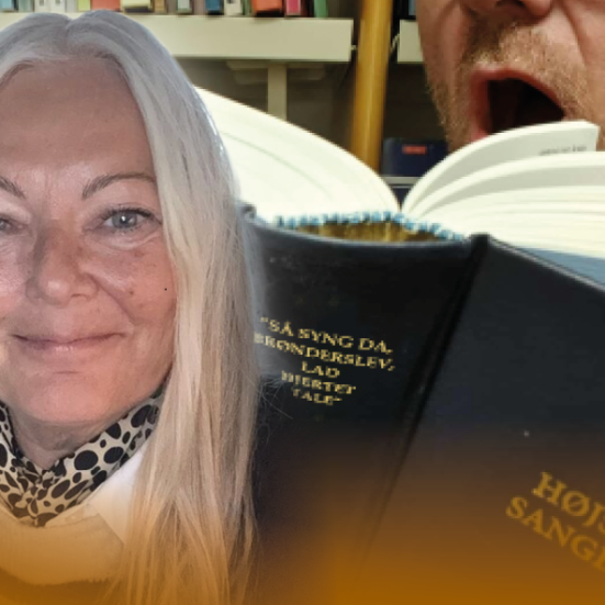 Portrætfoto af handselschef i Brønderslev Pia Mikkelsen . I baggrunden ses et underansigt og Højskolesangbogen med gulldtekst på ryggen: "Saa Syng Da, Lad Hjertet tale"