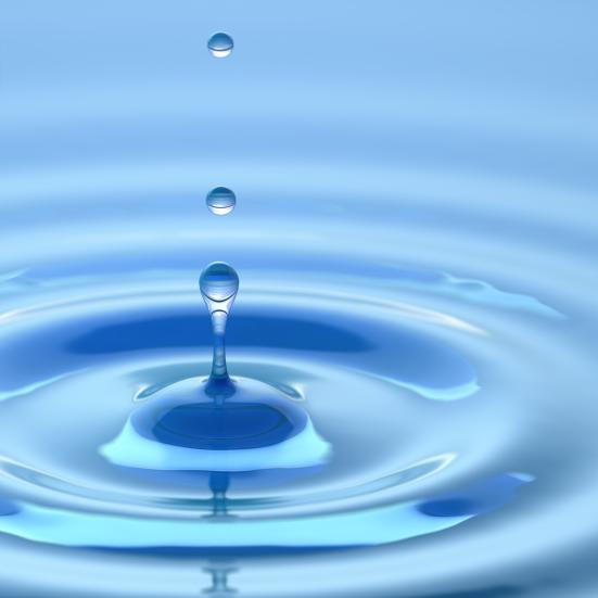 Billede af en dråbe, der drypper ned i stillestående vand