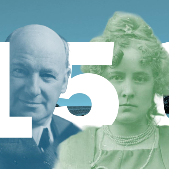 Billedkollage i blå og grønne nuancer, med tallet 150 og portrætter af Morten Korch og Thit Jensen flettet ind imellem tallene. I baggrunden et Dannebrog i en flagstang. 