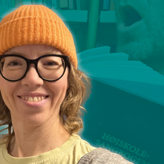 Portræt af Marie Aamann med orange strikhue. I baggrunden ses grøntonet billede af sanger med Højskolesangbogen i hånden.