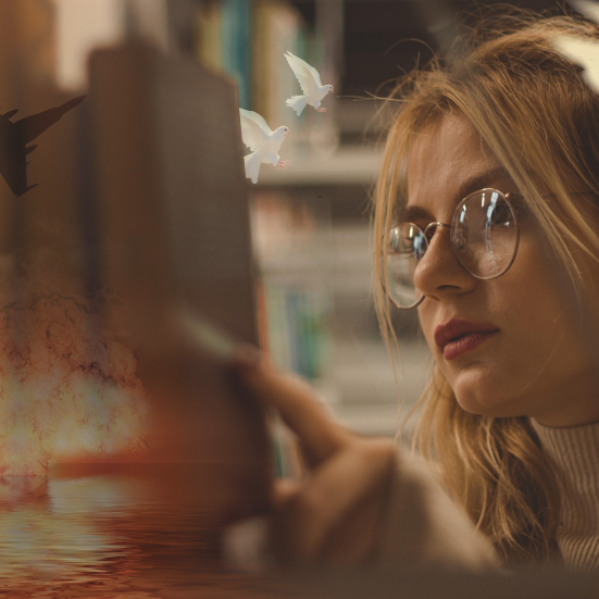 Portræt af kvinde med briller, set gennem en bogreol. Hun har fingeren på en af bøgerne på hylden. Overeksponeret ses et jagerfly og en atomsprængning med paddehattesky. Ud af bogryggen flyver to hvide duer. 