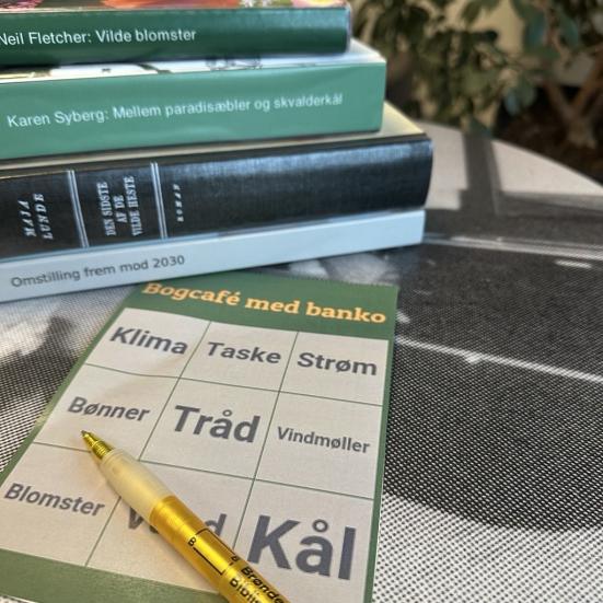 En stak bøger og en bankoplade