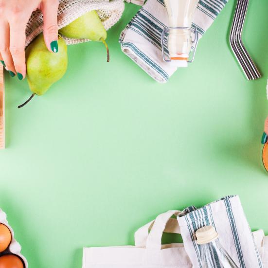 Et bord med forskellige madvarer som berøres af 2 hænder