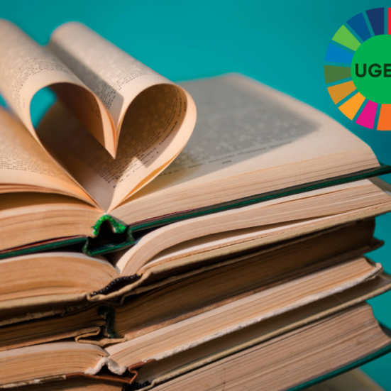 En stak med åbne bøger