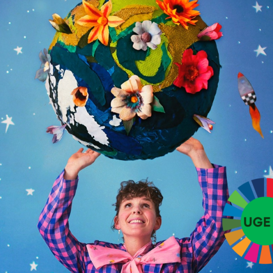 Roselil løfter en bold dekoreret som en jordklode med blomster