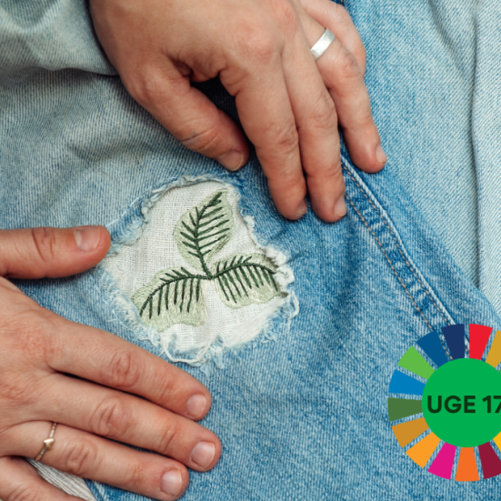 En broderet blomst der dækker et hul i et par cowboybukser