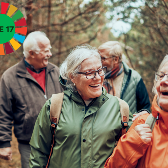 4 ældre mennesker på gåtur i skoven