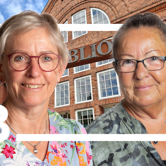 Jytte Vestergaard og Bodil Nielsen foran Brønderslev Bibliotek, indrammet af bibliotekets logo.