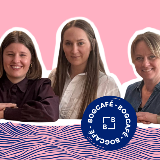 Ida, Julie og Jette står sammen med lyserød baggrund og blå streger.