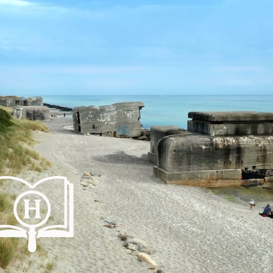 Kystbatteri på stranden ved Skagen, set fra klitterne. I baggrundet ses det Grå Fyr.