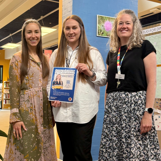 Lotte A. Royberg står sammen med Julie og Rikke fra biblioteket.