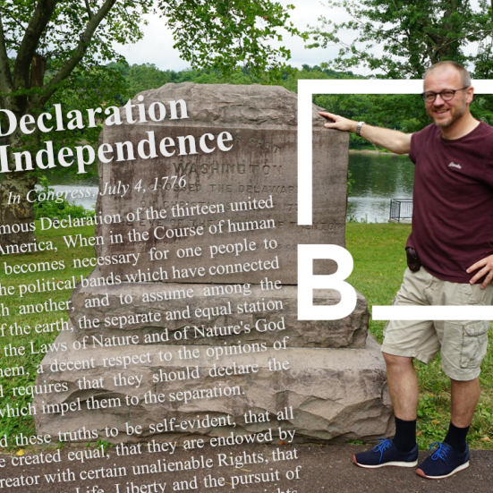 Hans Wendelboe Bøcher ved monumentet, der markerer stedet, hvor George Washington krydsede Delaware, 25.-26. december 1776. Indklippet i billedet er både Brønderslev Biblioteks logo og indledningen af Den amerikanske uafhængighedserklæring.
