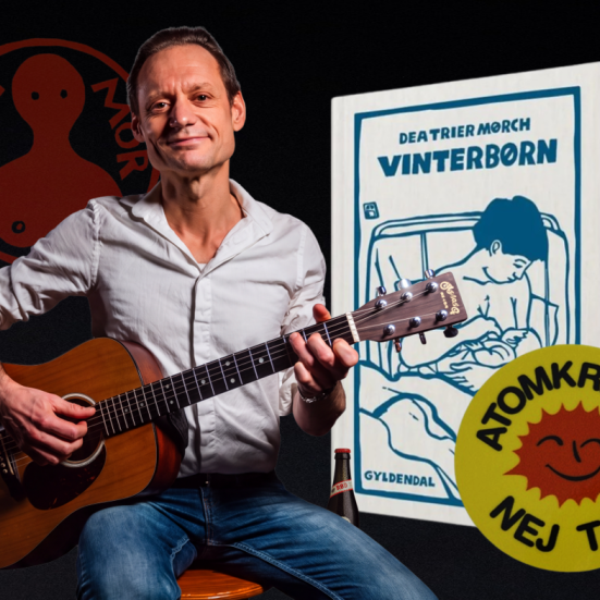 Tobias Trier sidder med en guitar. Ved siden af ham er Dea Trier Mørchs roman 'Vinterbørn' og logoet for 'Rødemor' og 'Atomkraft nej tak'.  