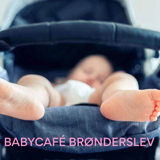 Baby ligger i barnevogn med fødderne ud over kanten