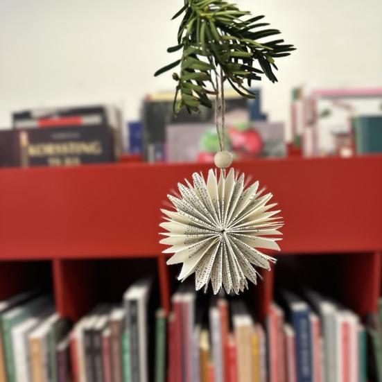 Juletræspynt foldet af en bogsiden