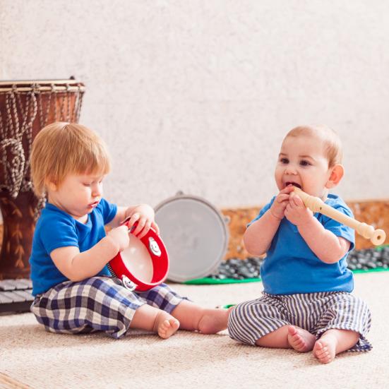 To babyer med rasleinstrumenter