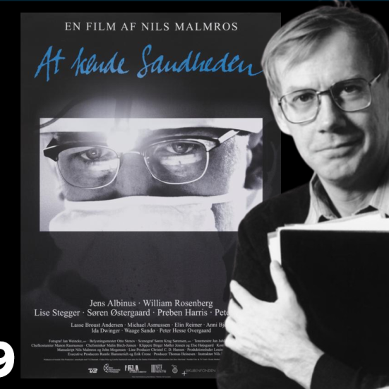S7H-portræt af filmstruktør Nils Malmros. Bag ham ses plakaten til filmen "At kende sandheden"