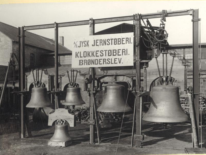 4 kirkeklokker hænger på et stativ