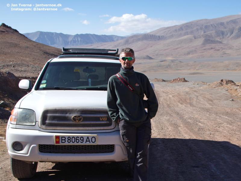 Jan Tvernø stående ved sin turbil