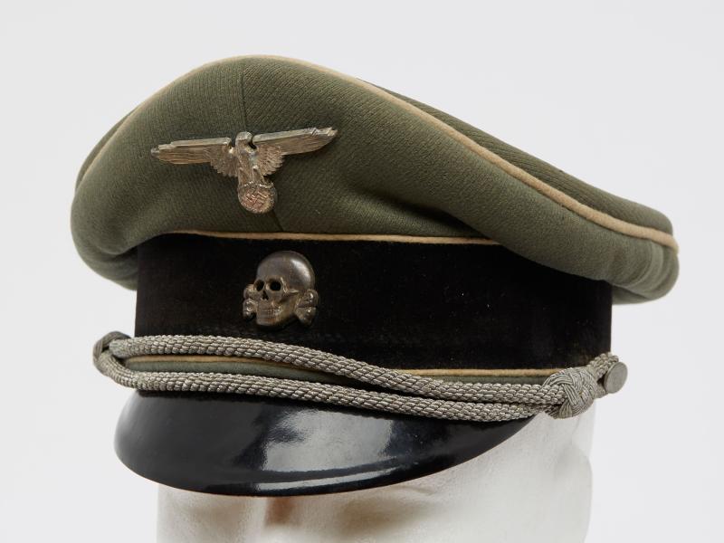 En gammel uniformskasket fro Waffen SS