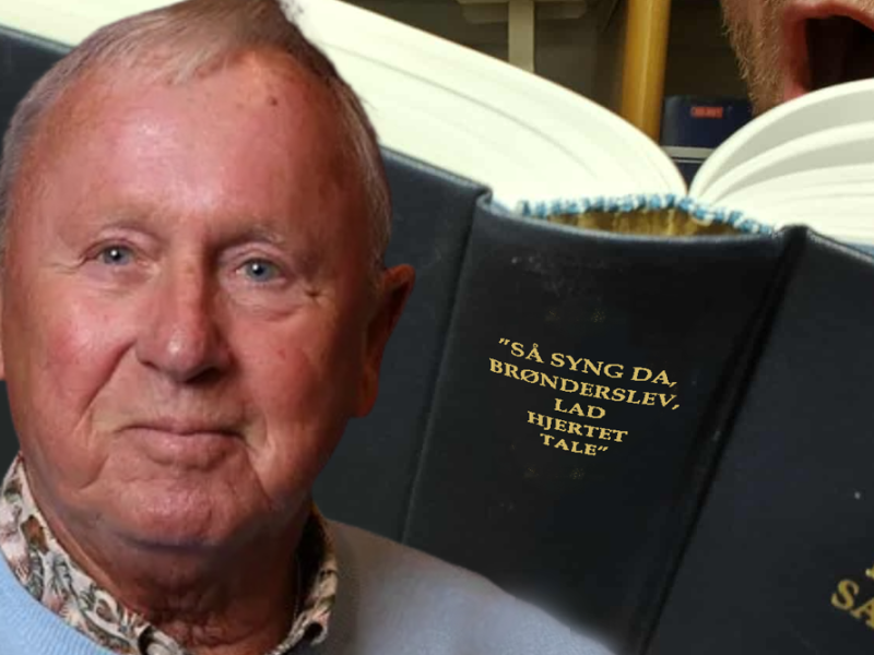 Fotoportræt af Ole Stevns foran nærbillede af Højskolesangbogen med modificeret tekst på ryggen: "Så syng da, Brønderslev, lad hjertet tale"