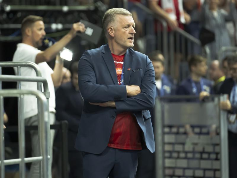 Jan Larsen med korslagte arme på sidelinjen til en håndboldkamp