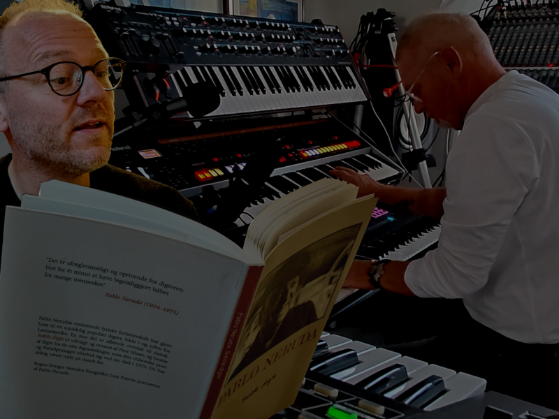 Formidler Hans Wendelboe Bøcher læser højt af Pablo Nerudas sidste digte, mens Peter Holst spiller på keyboards i baggrunden.