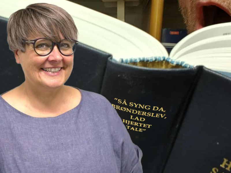 Billedcollage med foto Bitten Schjødt Kjær på baggrund af nærbillede af ryggen af Højskolesangbogen. 