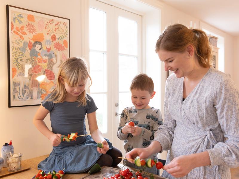 Mor laver mad med sine 2 børn