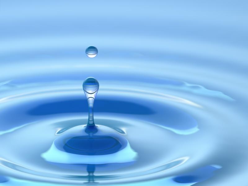 Billede af en dråbe, der drypper ned i stillestående vand