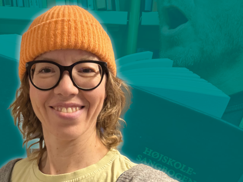 Portræt af Marie Aamann med orange strikhue. I baggrunden ses grøntonet billede af sanger med Højskolesangbogen i hånden.