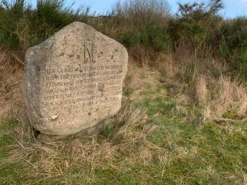 Foto af mindesten i Stagsted