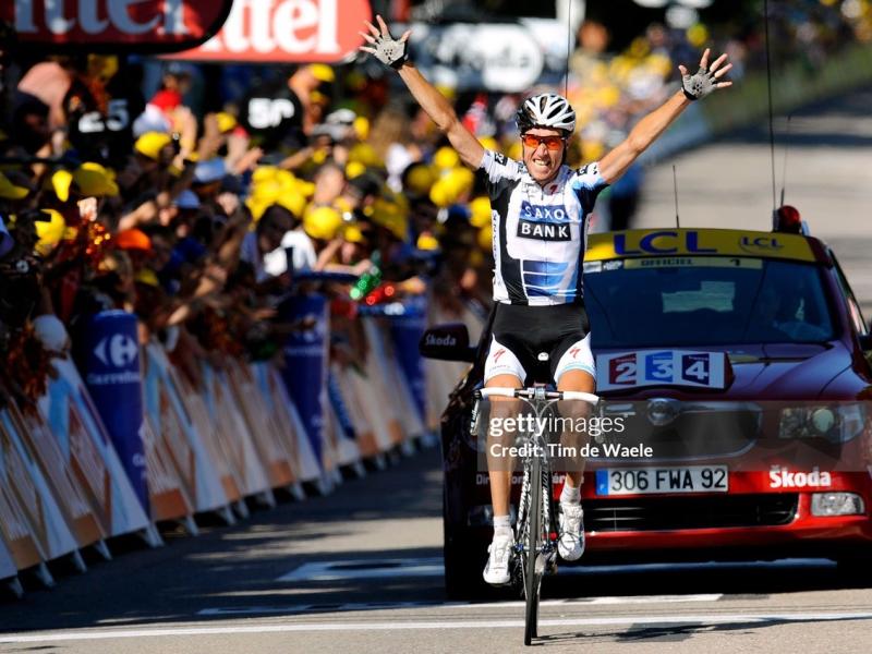 Nicki Sørensen kører over mållinjen ved sin etapesejr i Tour de France 2009
