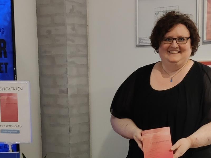 Kadi Rasmussen med en stak af sine bøger