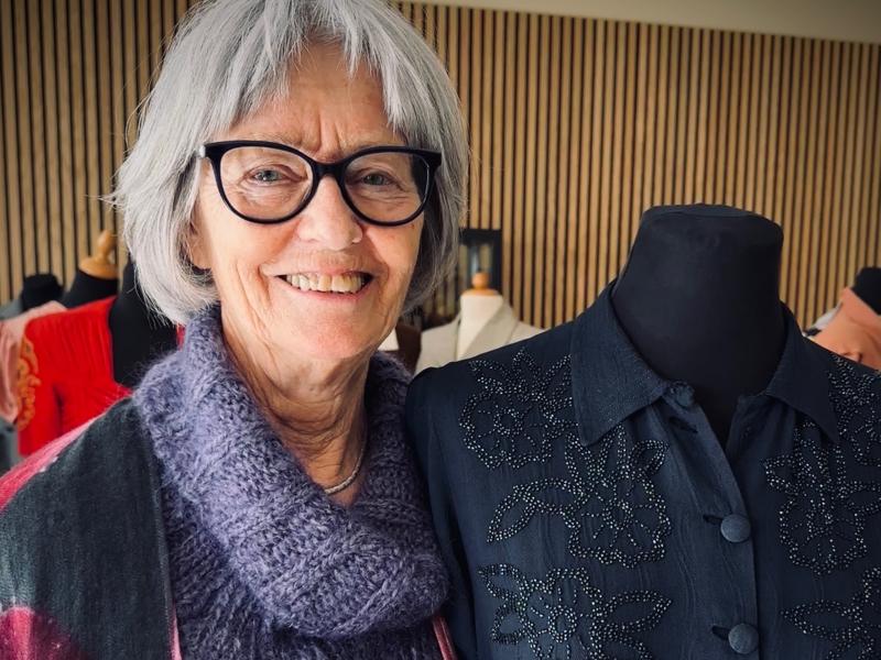 Inger Thunbo ved siden af en gine