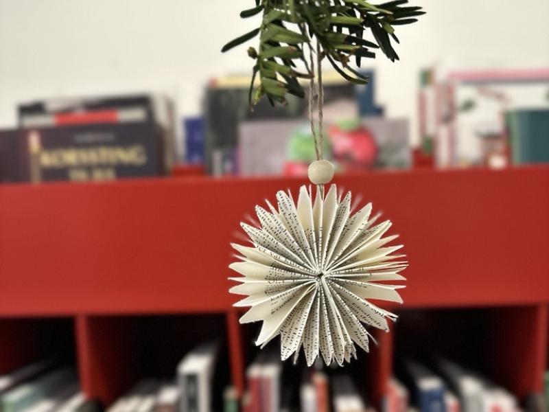 Juletræspynt foldet af en bogsiden