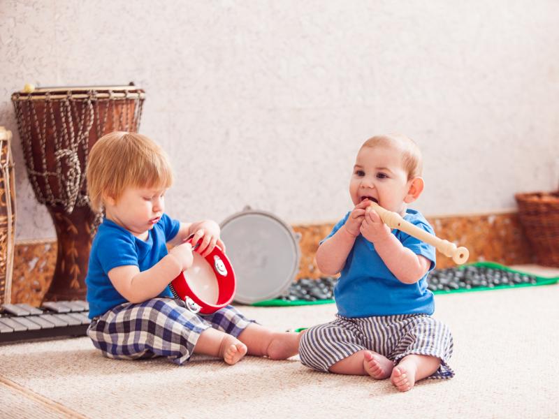 To babyer med rasleinstrumenter