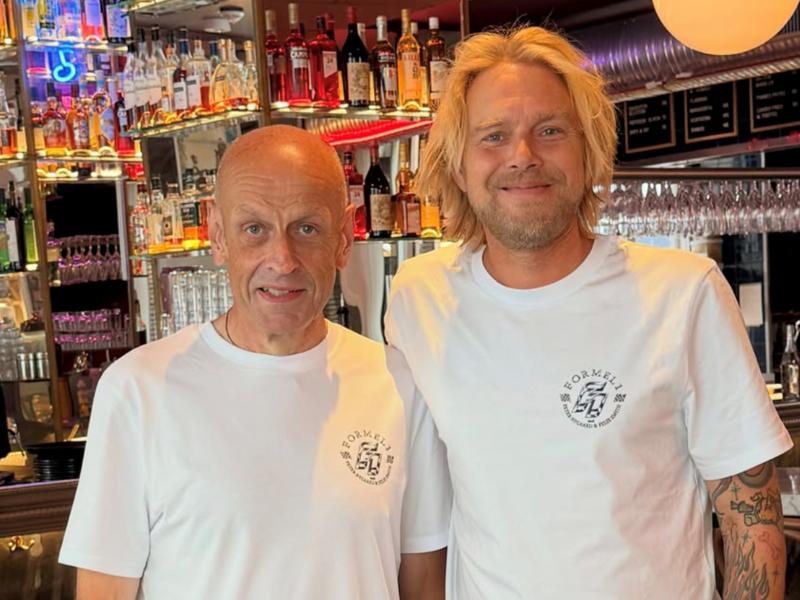 Peter Nygaard og Felix Smith i hvide t-shirts