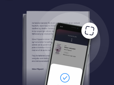 En smartphone holdes foran en bog og viser scan og lån funktionen.